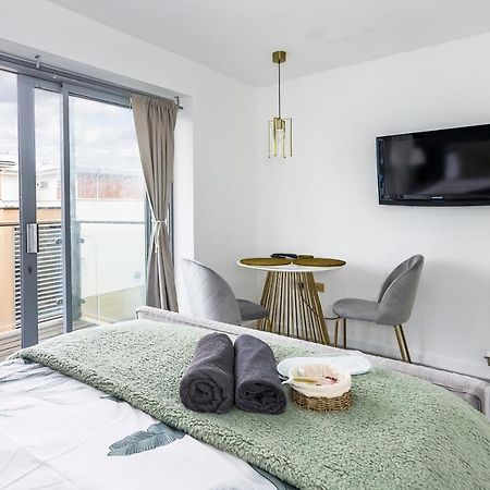 Bow Wharf Apartments Londra Dış mekan fotoğraf