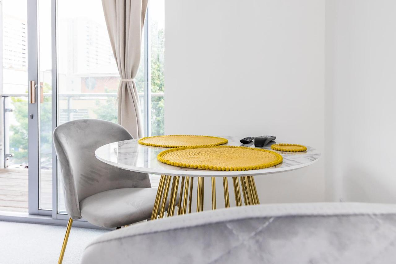 Bow Wharf Apartments Londra Dış mekan fotoğraf