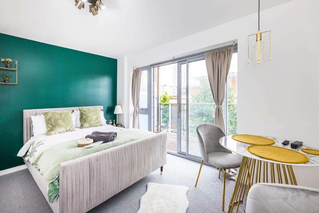 Bow Wharf Apartments Londra Dış mekan fotoğraf