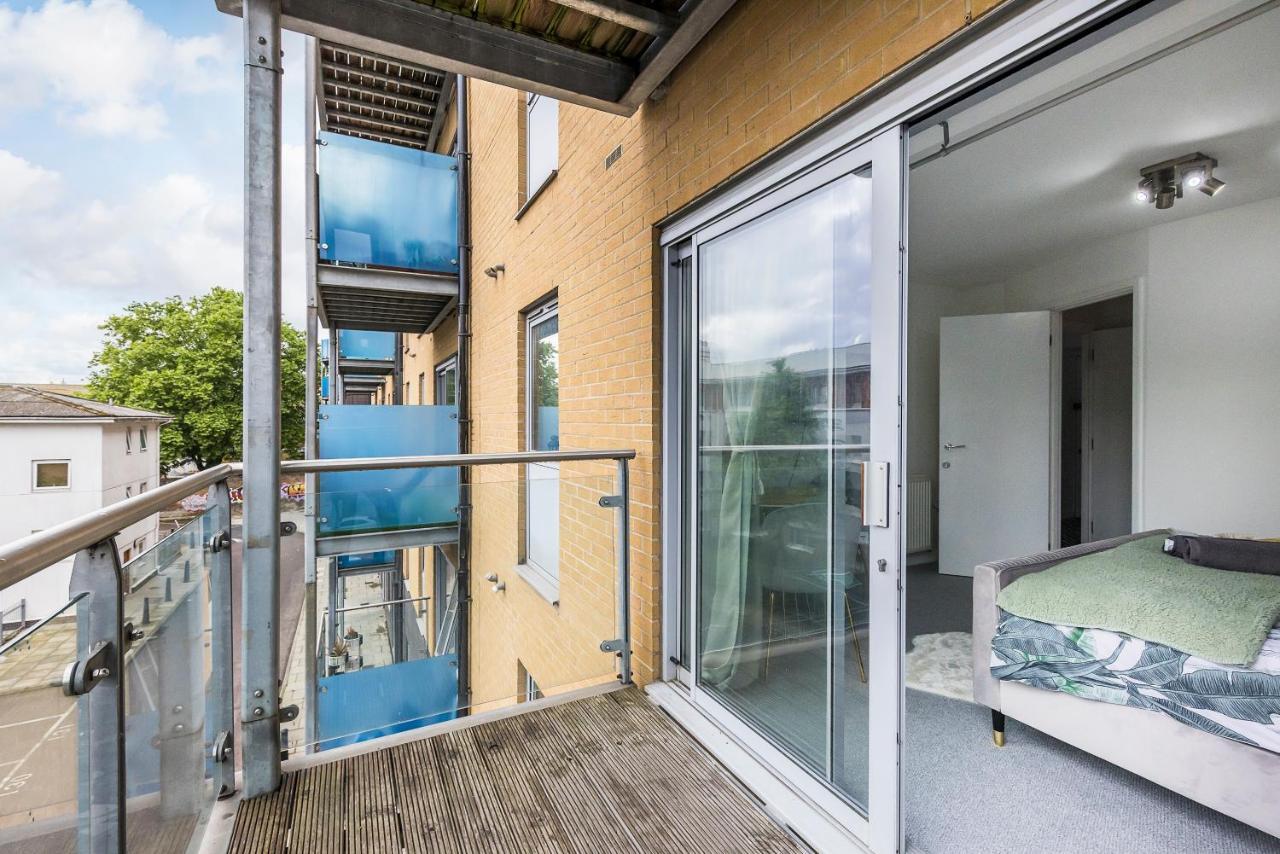 Bow Wharf Apartments Londra Dış mekan fotoğraf
